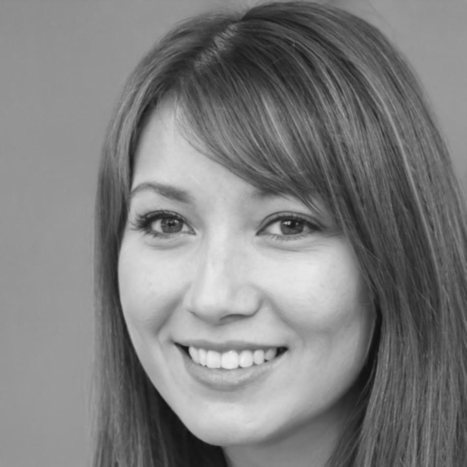 Portraitfoto von Lena Meißner, Spezialistin für domänenspezifische KI-Anwendungen